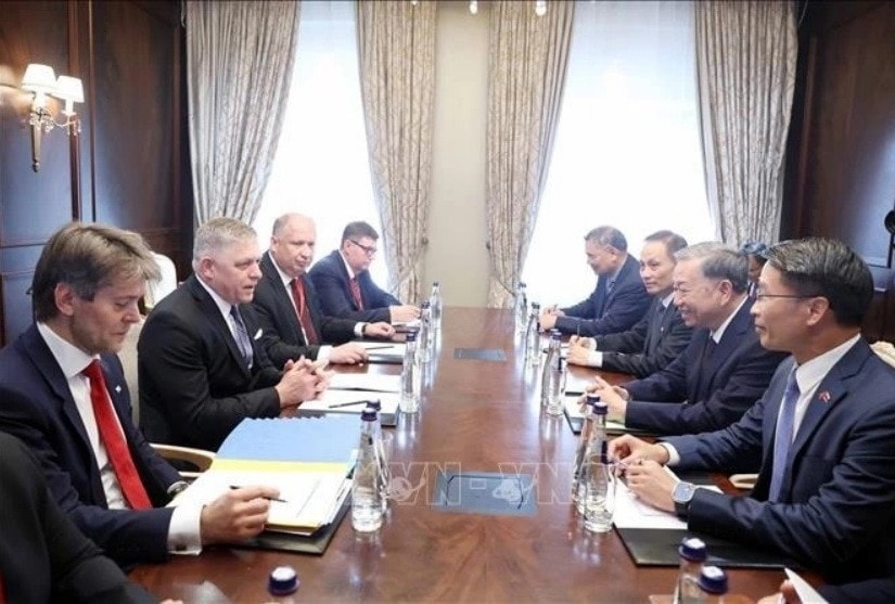 Tổng Bí thư Tô Lâm gặp Thủ tướng Slovakia Robert Fico. Ảnh: TTXVN Tổng Bí thư Tô Lâm gặp Thủ tướng Slovakia