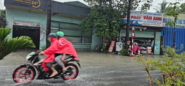 Hình ảnh ngập, kẹt kinh hoàng ở Bình Dương, Đồng Nai sáng 10-5- Ảnh 7. Hình ảnh ngập, kẹt kinh hoàng ở Bình Dương, Đồng Nai sáng 10-5- Ảnh 7.