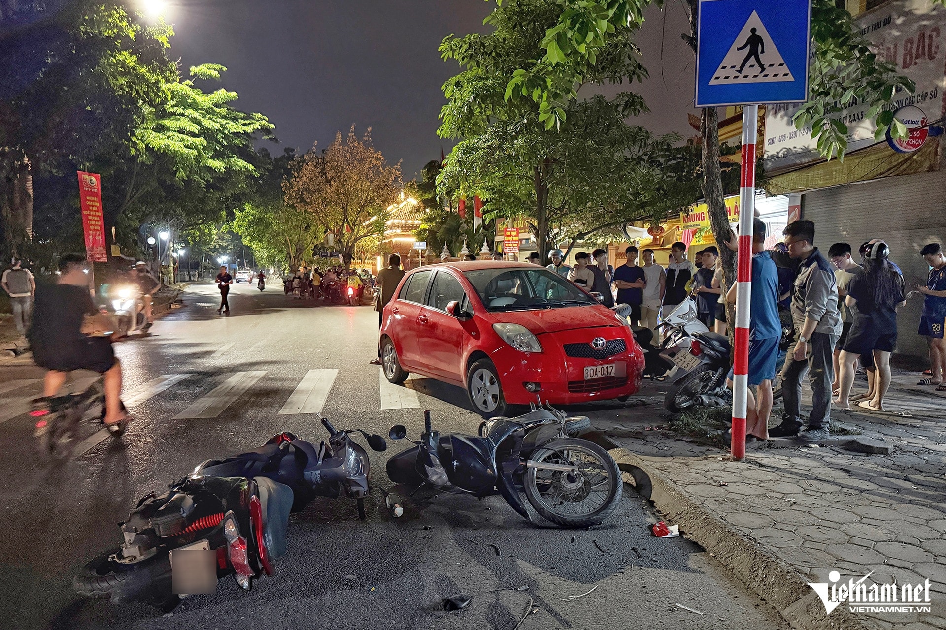 Hiện trường ngổn ngang vụ ô tô tông liên hoàn 6 xe máy ở Hà Nội Hiện trường ngổn ngang vụ ô tô tông liên hoàn 6 xe máy ở Hà Nội