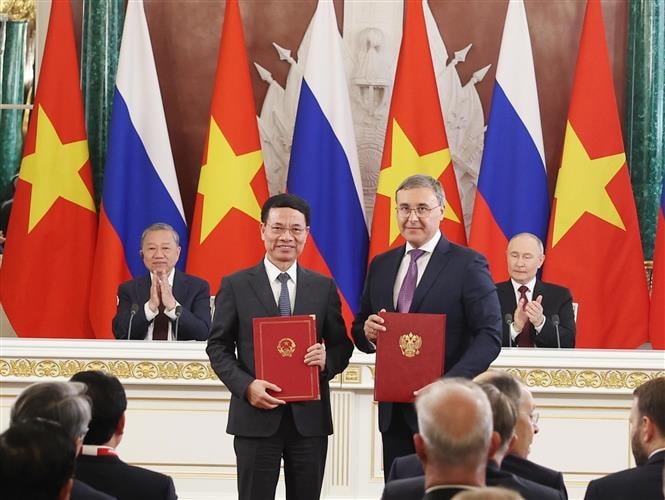 Tổng Bí thư Tô Lâm và Tổng thống Nga Putin chứng kiến trao các văn kiện hợp tác Tổng Bí thư Tô Lâm và Tổng thống Nga Putin chứng kiến trao các văn kiện hợp tác