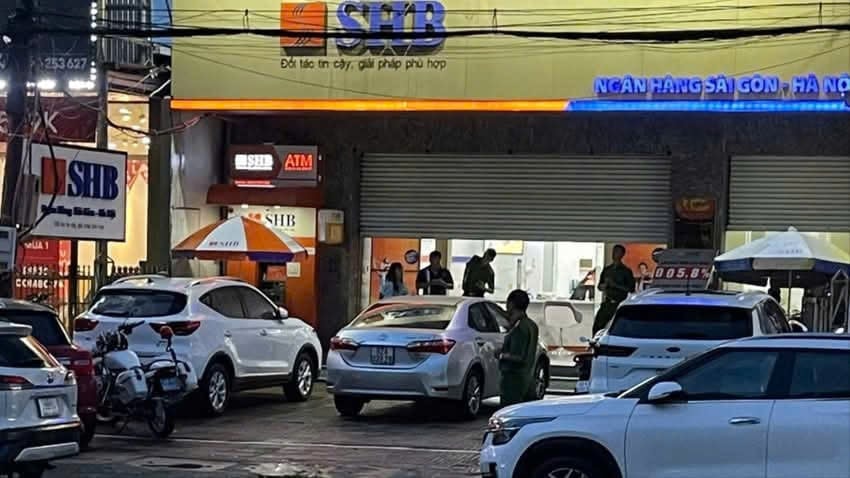 Ngân hàng sau thời điểm bị cướp.