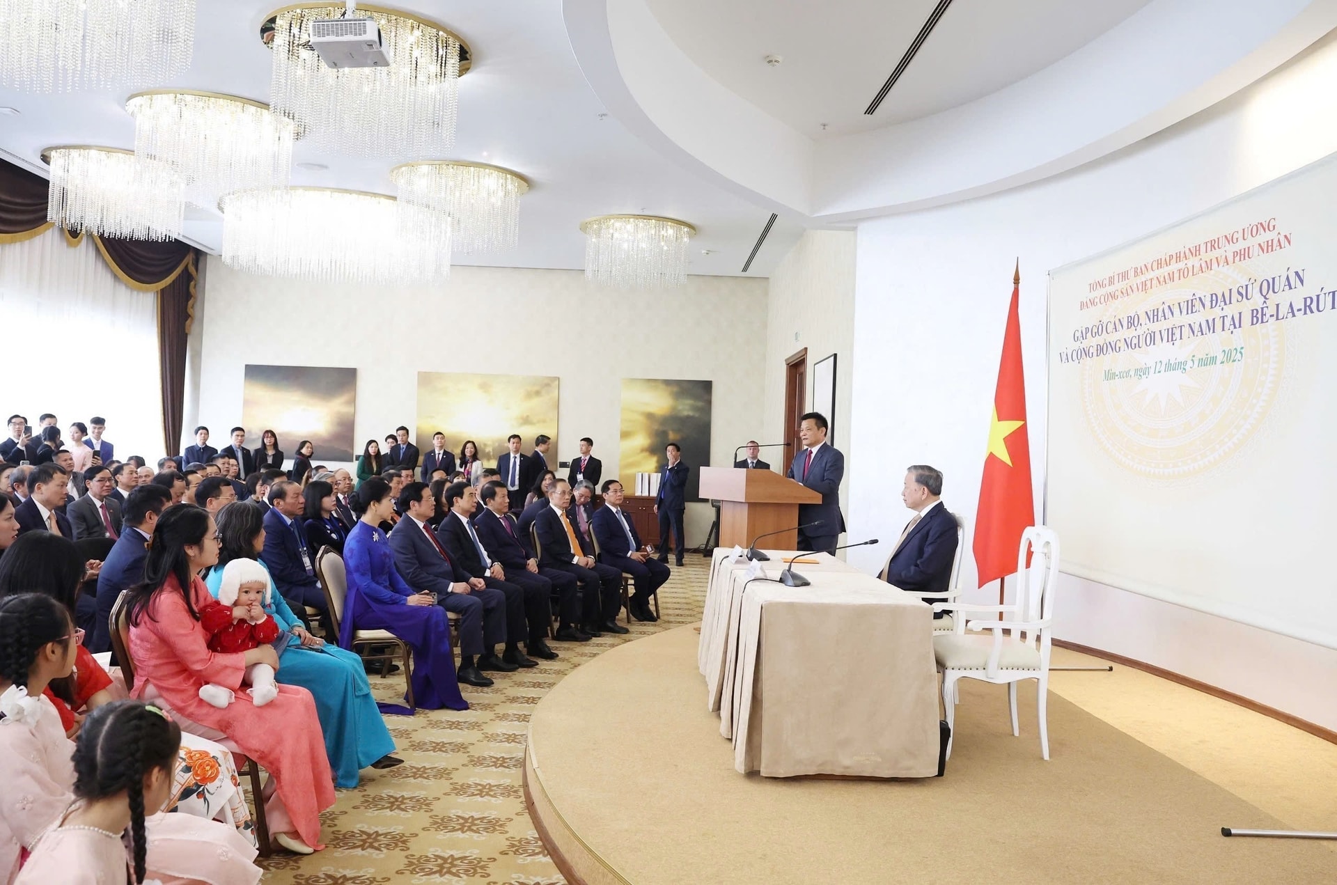 Tổng Bí thư Tô Lâm gặp gỡ cộng đồng người Việt Nam tại Belarus - 4 Tổng Bí thư Tô Lâm gặp gỡ cộng đồng người Việt Nam tại Belarus - 4