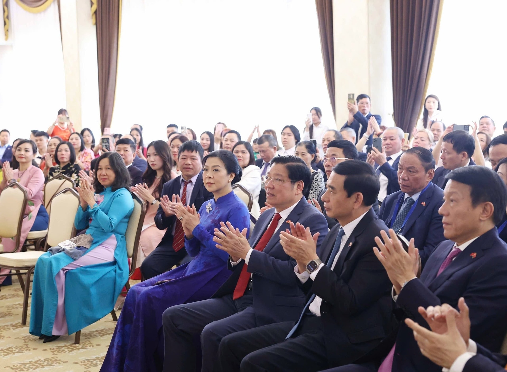 Tổng Bí thư Tô Lâm gặp gỡ cộng đồng người Việt Nam tại Belarus - 2 Tổng Bí thư Tô Lâm gặp gỡ cộng đồng người Việt Nam tại Belarus - 2