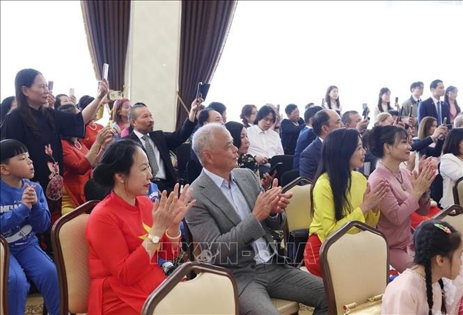 Tổng Bí thư Tô Lâm gặp gỡ cộng đồng người Việt Nam tại Belarus - 3 Tổng Bí thư Tô Lâm gặp gỡ cộng đồng người Việt Nam tại Belarus - 3