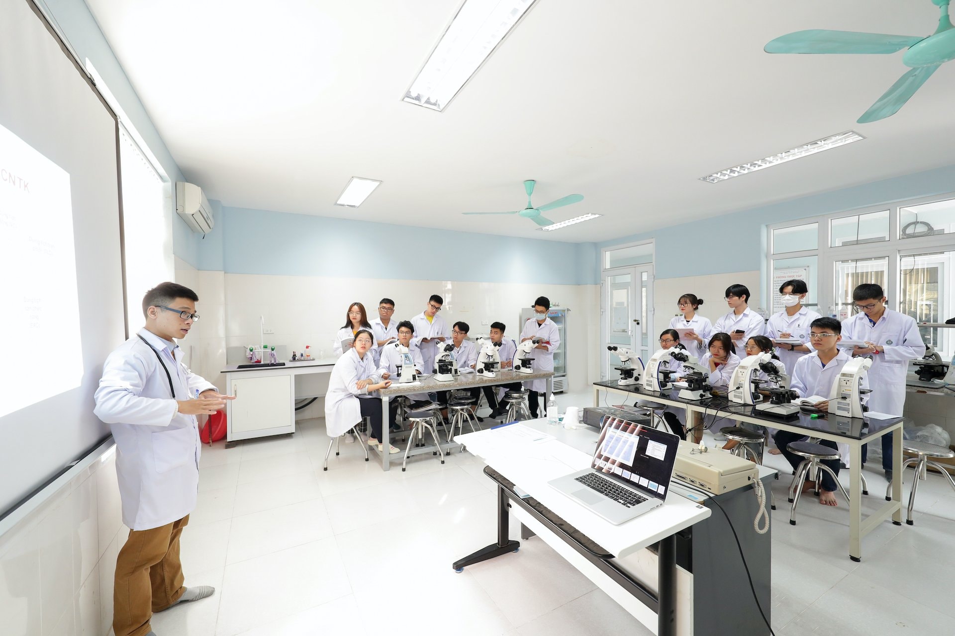 Đại học Quốc gia Hà Nội đưa AI thành môn học bắt buộc từ 2025 Đại học Quốc gia Hà Nội đưa AI thành môn học bắt buộc từ 2025