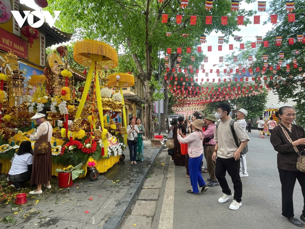 chua quan su ruc ro truoc gio cung nghinh xa loi phat hinh anh 14