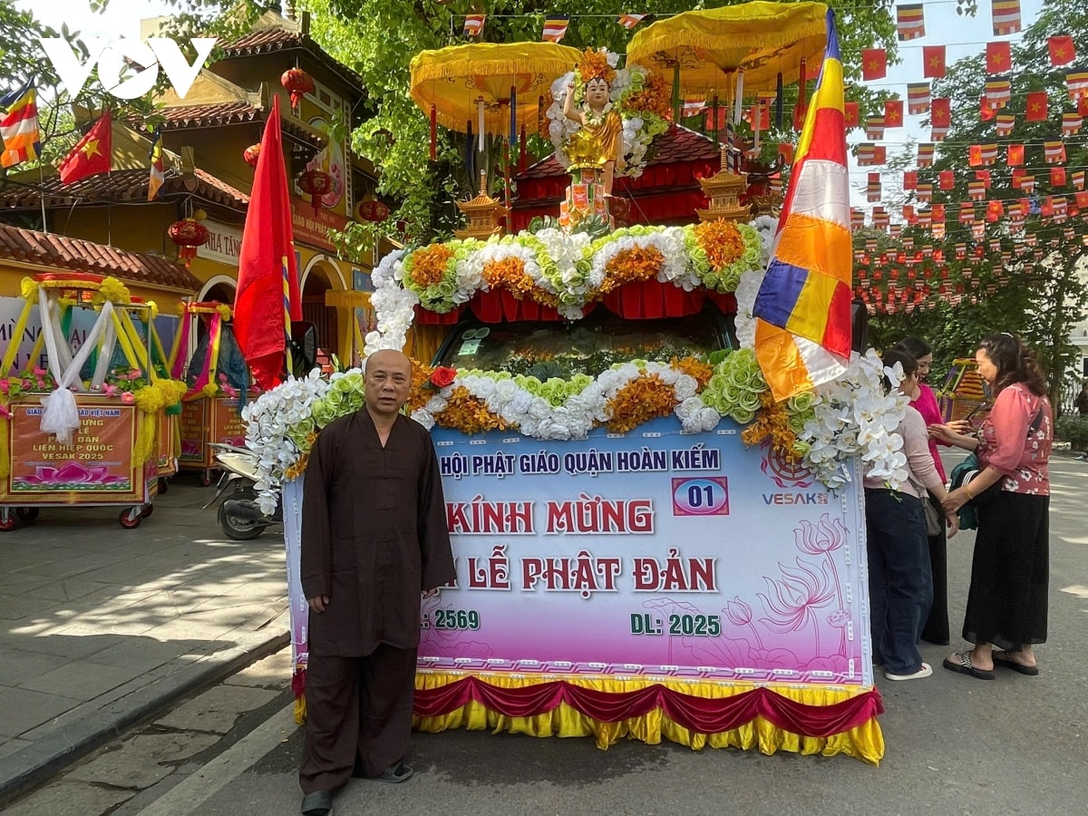 chua quan su ruc ro truoc gio cung nghinh xa loi phat hinh anh 2