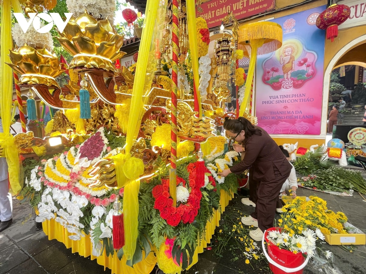 chua quan su ruc ro truoc gio cung nghinh xa loi phat hinh anh 3