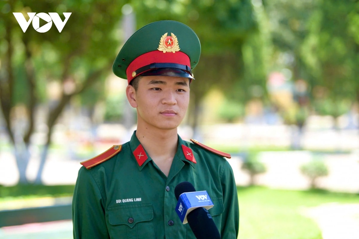 Thượng sĩ quê Thái Bình tham gia duyệt binh ở Nga gây ‘sốt’ trên mạng xã hội Thượng sĩ quê Thái Bình tham gia duyệt binh ở Nga gây ‘sốt’ trên mạng xã hội