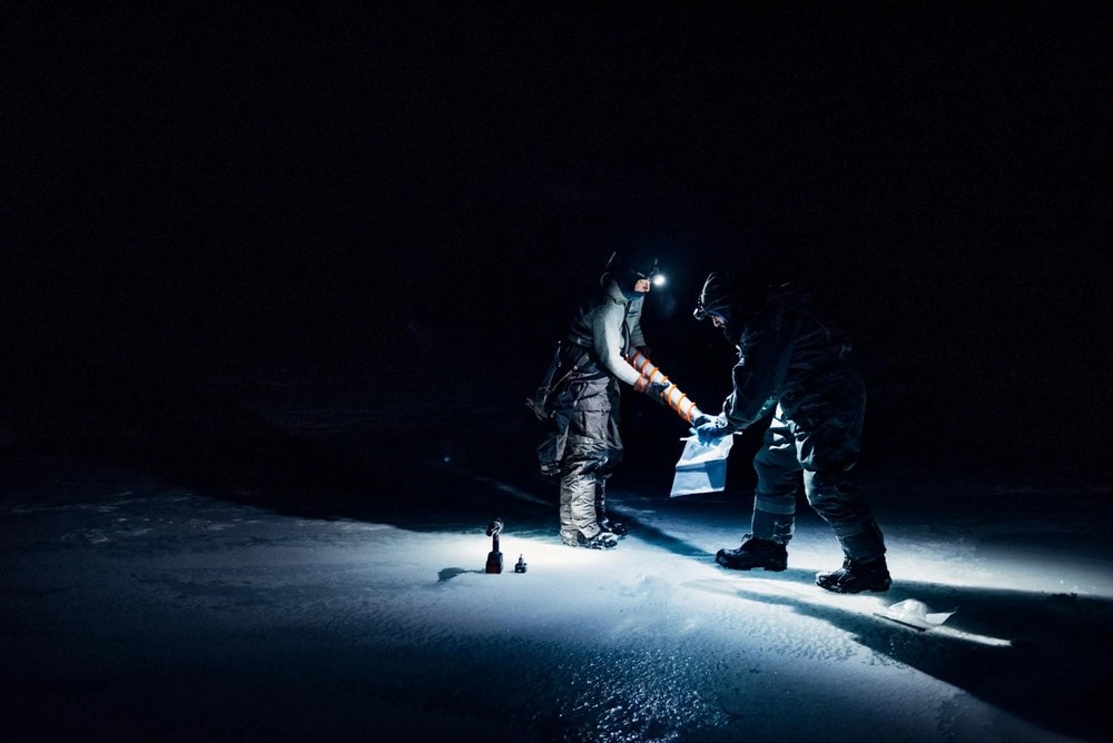 'Khoan giữa đêm vùng cực' - ảnh thắng giải được chụp tại quần đảo Svalbard, Nauy. Ảnh: Dagmara Wojtanowicz/Nature 'Khoan giữa đêm vùng cực' - ảnh thắng giải được chụp tại quần đảo Svalbard, Nauy.jpg