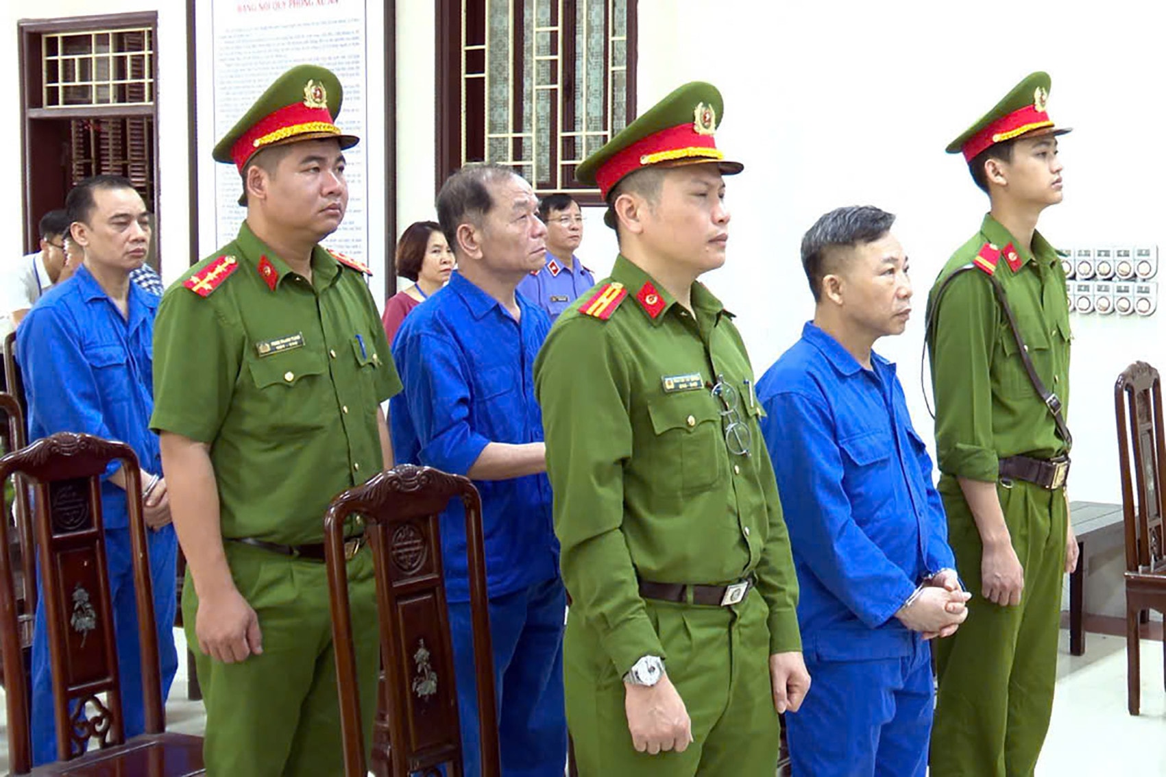 VKS đề nghị giảm án cho ông Lưu Bình Nhưỡng, bác kháng cáo của ông Lê Thanh Vân VKS đề nghị giảm án cho ông Lưu Bình Nhưỡng, bác kháng cáo của ông Lê Thanh Vân