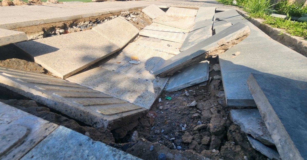 Vỉa hè đường 4.800 tỷ đồng nối ga T3 Tân Sơn Nhất sụt lún dù mới thông xe