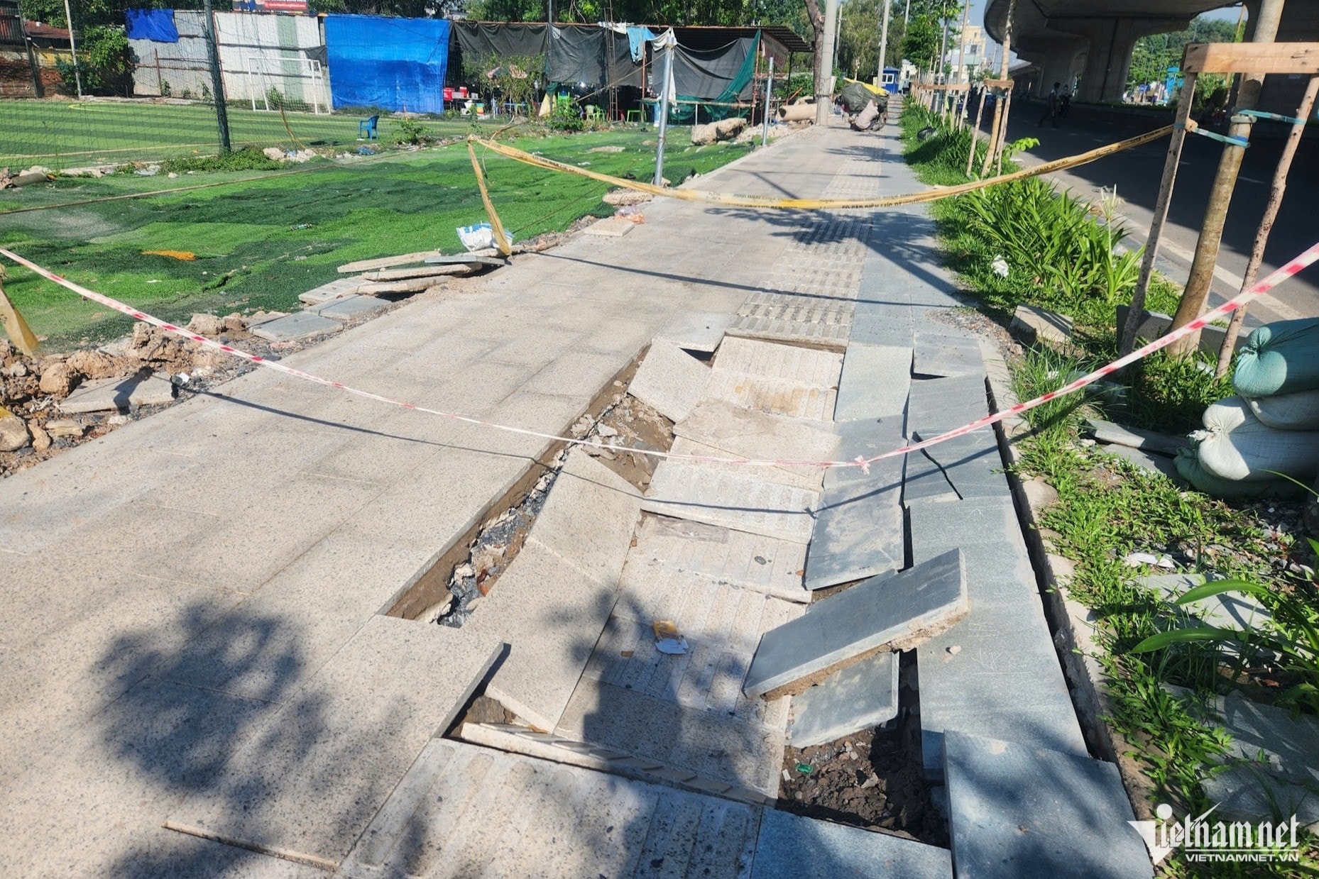 Vỉa hè đường 4.800 tỷ đồng nối ga T3 Tân Sơn Nhất sụt lún dù mới thông xe Vỉa hè đường 4.800 tỷ đồng nối ga T3 Tân Sơn Nhất sụt lún dù mới thông xe