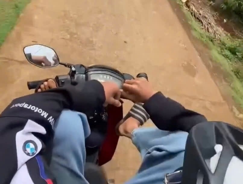 Nam thanh niên lái xe bằng chân (Ảnh cắt từ clip)