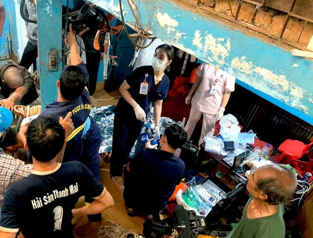 Nghẹt thở giải cứu hai bố con bất tỉnh, thiếu oxy khi rơi xuống giếng sâu ảnh 3