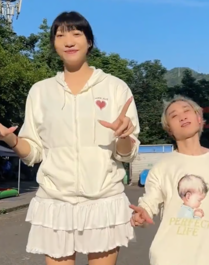 Chàng trai Trung Quốc yêu cô gái cao 2,2m bất chấp sự phản đối của gia đình Cặp đôi yêu nhau đã đặt mối quan tâm của người khác về sự khác biệt về chiều cao của họ sang một bên và chỉ đơn giản là tận hưởng cuộc sống cùng nhau. Ảnh: 163.com