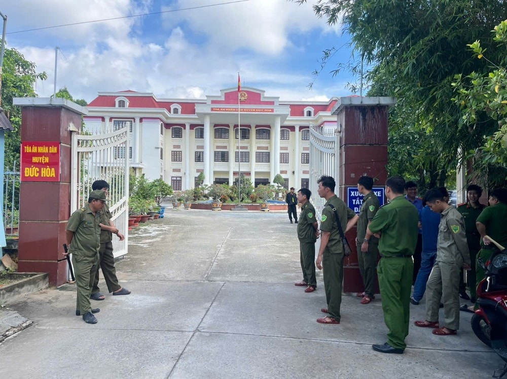 An ninh được thắt chặt trước cổng TAND huyện Đức Hòa. Ảnh: HD 1000068755.jpg