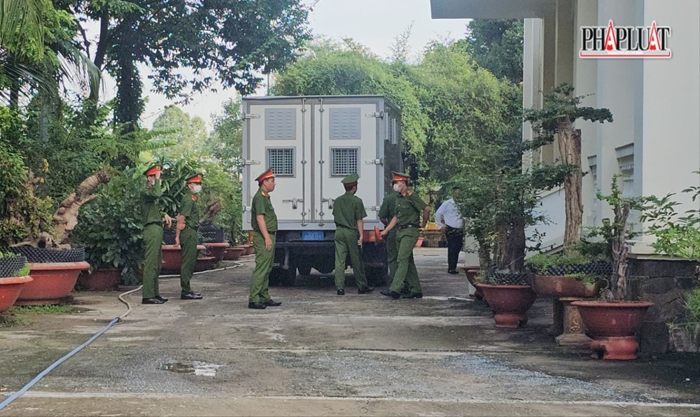 Bị cáo Lê Tùng Vân bị phạt 3 năm tù tội loạn luân Bị cáo Lê Tùng Vân bị phạt 3 năm tù tội loạn luân
