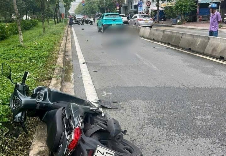 Taxi công nghệ đi ngược chiều tông chết người ở TPHCM Taxi công nghệ đi ngược chiều tông chết người ở TPHCM