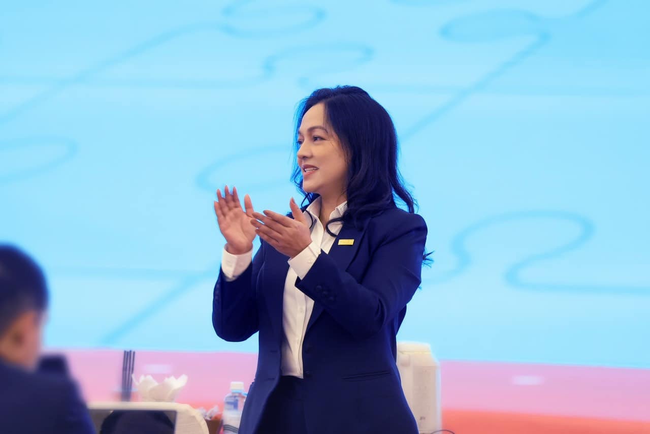 Tổng Giám đốc một ngân hàng rời ‘ghế nóng’ sau 8 năm gắn bó Tổng Giám đốc một ngân hàng rời ‘ghế nóng’ sau 8 năm gắn bó
