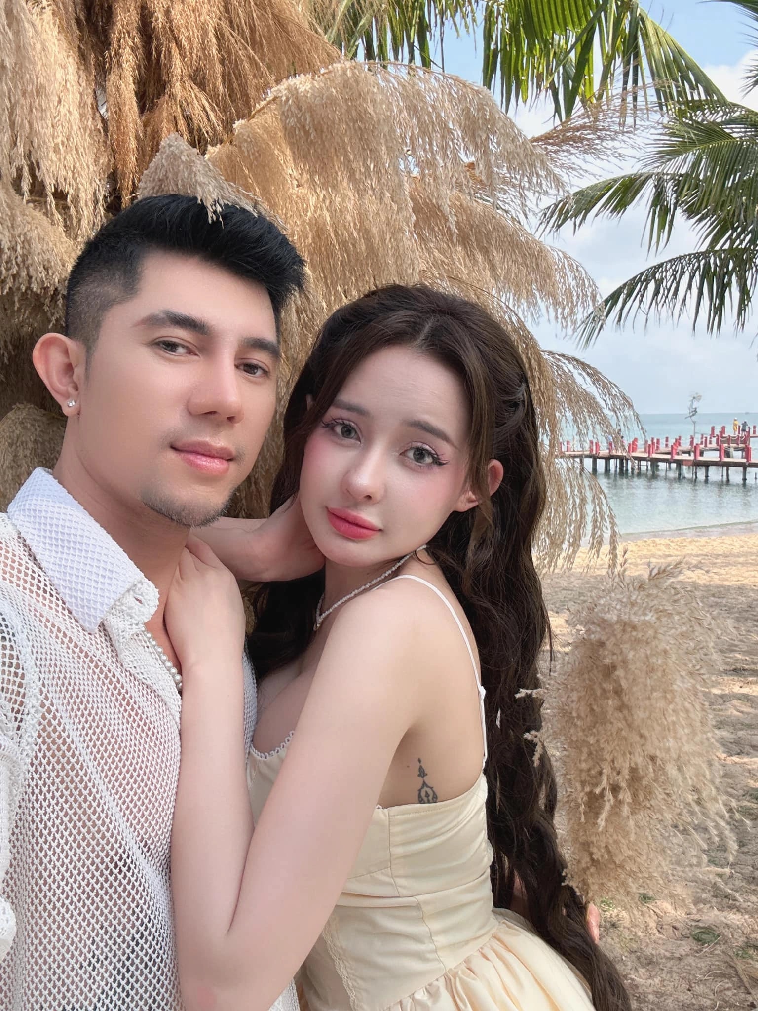 Ngân 98 cũng gây ồn ào bởi mối quan hệ với Lương Bằng Quang. Ngân 98 cũng gây ồn ào bởi mối quan hệ với Lương Bằng Quang.