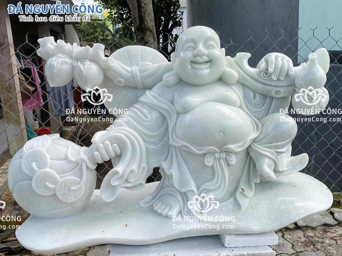 富と繁栄を引き寄せる石の弥勒仏像を選ぶ際に考慮すべきこと。