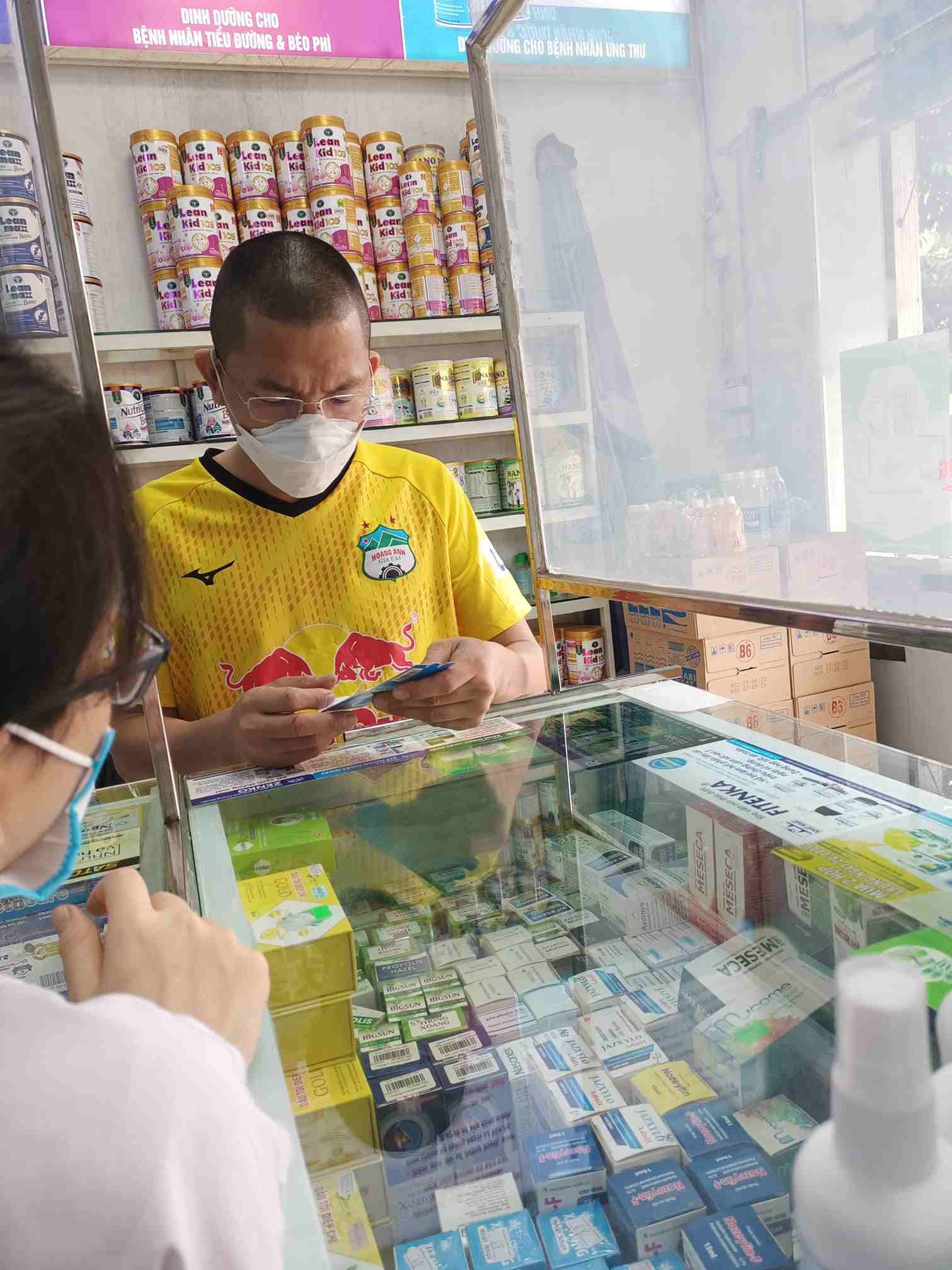 Người dân không cần tích trữ test COVID-19. Ảnh: Hà Lê