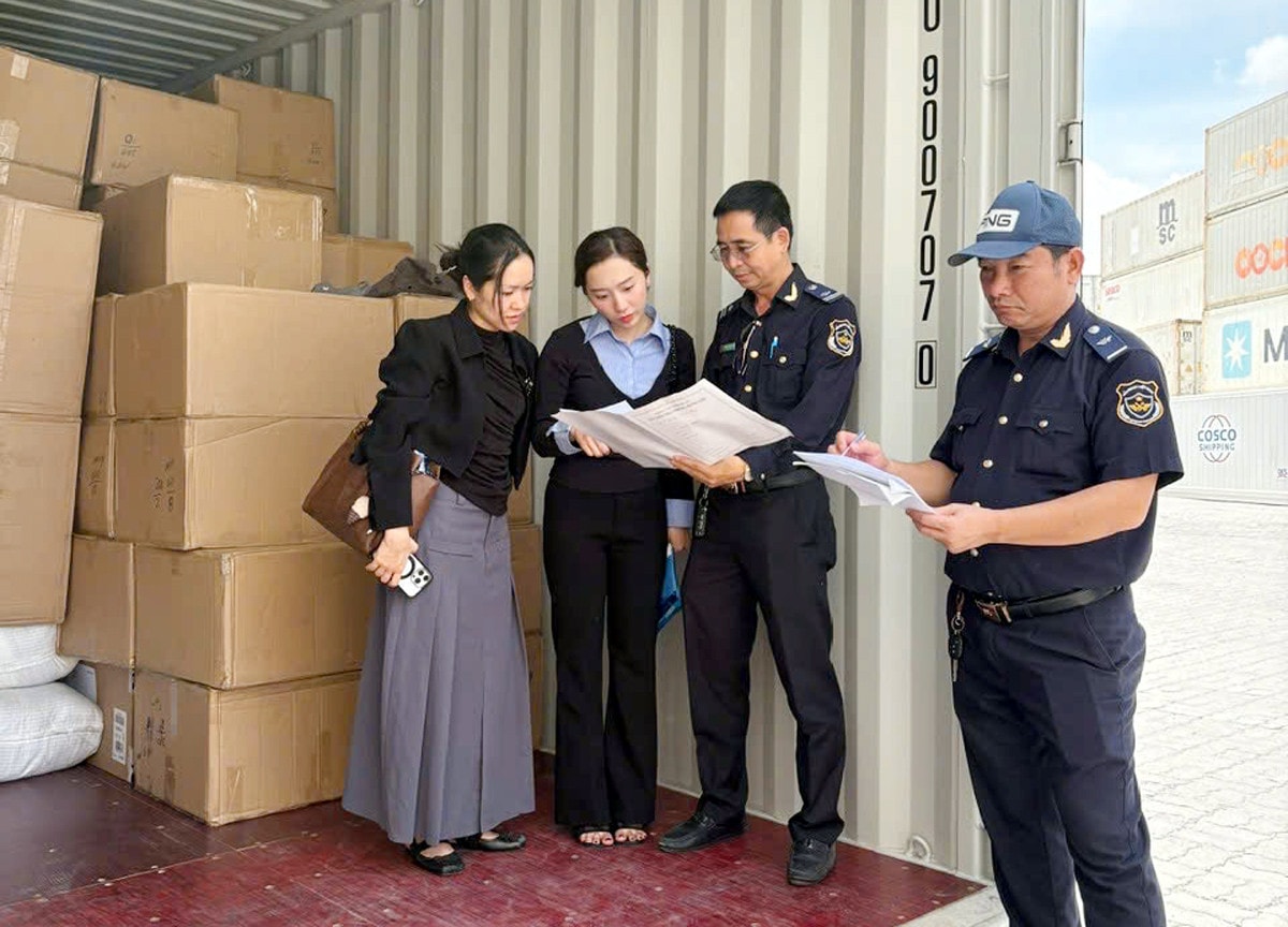 Hải quan phát hiện lô hàng giả, không có hóa đơn trị giá hơn 17 tỷ đồng Hải quan phát hiện lô hàng giả, không có hóa đơn trị giá hơn 17 tỷ đồng