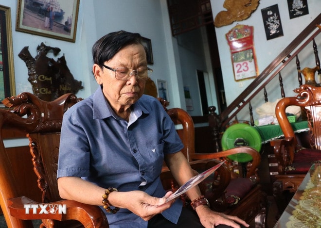 Ông Lê Trung Việt, nguyên Chánh văn phòng Đoàn Đại biểu Quốc hội và Hội đồng nhân dân tỉnh Quảng Ngãi bồi hồi xúc động khi nghe tin nguyên Chủ tịch nước Trần Đức Lương từ trần. (Ảnh: Đinh Hương/TTXVN) ttxvn-2405-quang-ngai-nguyen-chu-tich-nuoc-tran-duc-luong-2.jpg