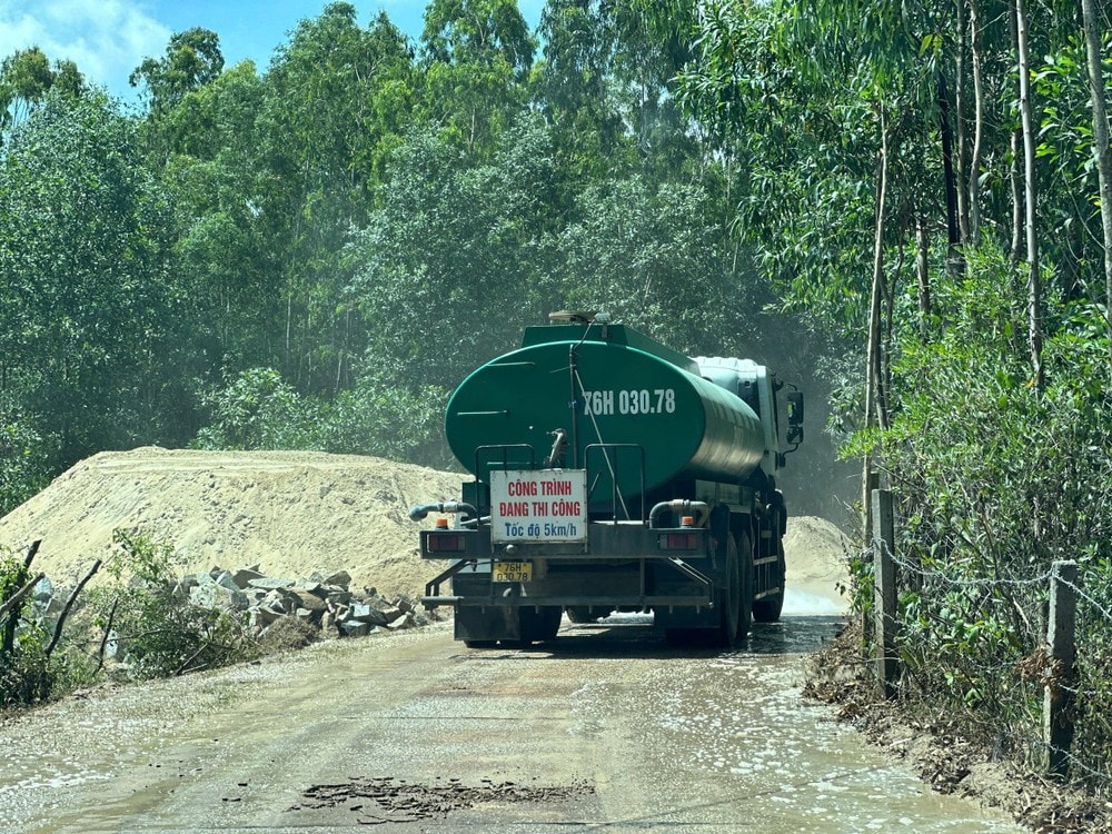 Phương tiện rửa đường làm việc vào chiều 24-5. chuan-bi-chu-dao-noi-an-nghi-cua-nguyen-chu-tich-nuoc-tran-duc-luong-.jpg