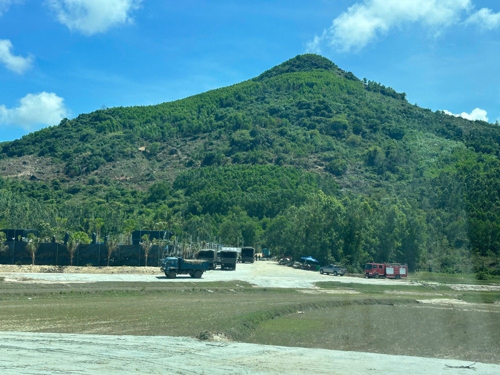 Đường dẫn vào chân núi Dông Bồ. IMG_1748074792357_1748074804412.jpg