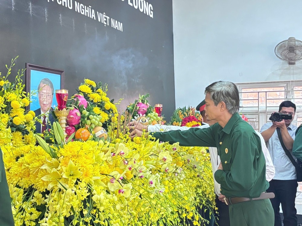 Người dân vào viếng nguyên Chủ tịch nước Trần Đức Lương tại Hội trường UBND xã Phổ Khánh. IMG_20250524_093651.jpg