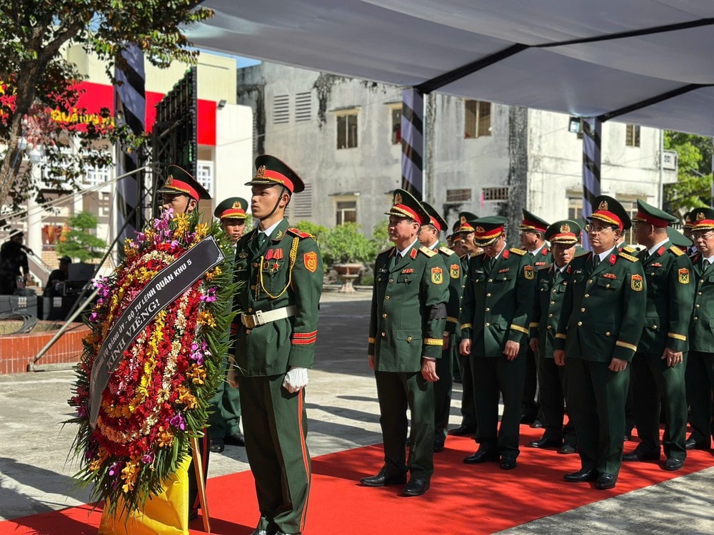 Thiếu tướng Lê Ngọc Hải, Tư lệnh Quân khu 5, dẫn đầu đoàn Đảng uỷ, Bộ tư lệnh quân khu 5 vào viếng nguyên Chủ tịch nước. le-vieng-nguyen-chu-tich-nuoc-tran-duc-luong-tai-que-nha-quang-ngai-1.jpg