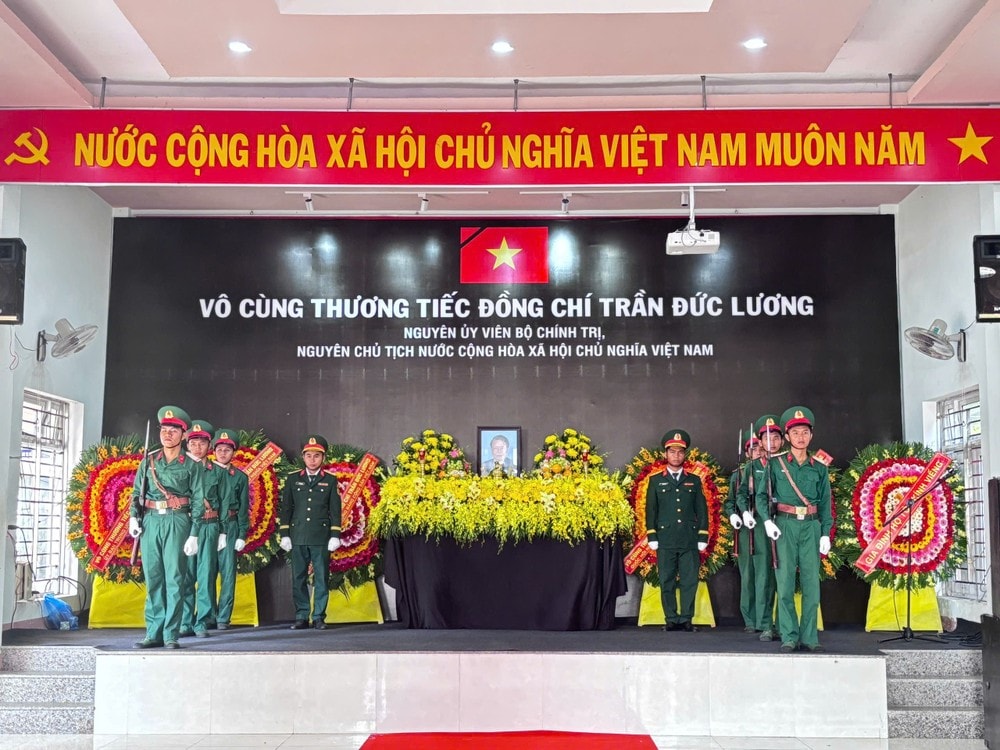 Lễ viếng nguyên Chủ tịch nước Trần Đức Lương tại Hội trường UBND xã Phổ Khánh, thị xã Đức Phổ. le-vieng-nguyen-chu-tich-nuoc-tran-duc-luong-tai-que-nha-quang-ngai-3.jpg