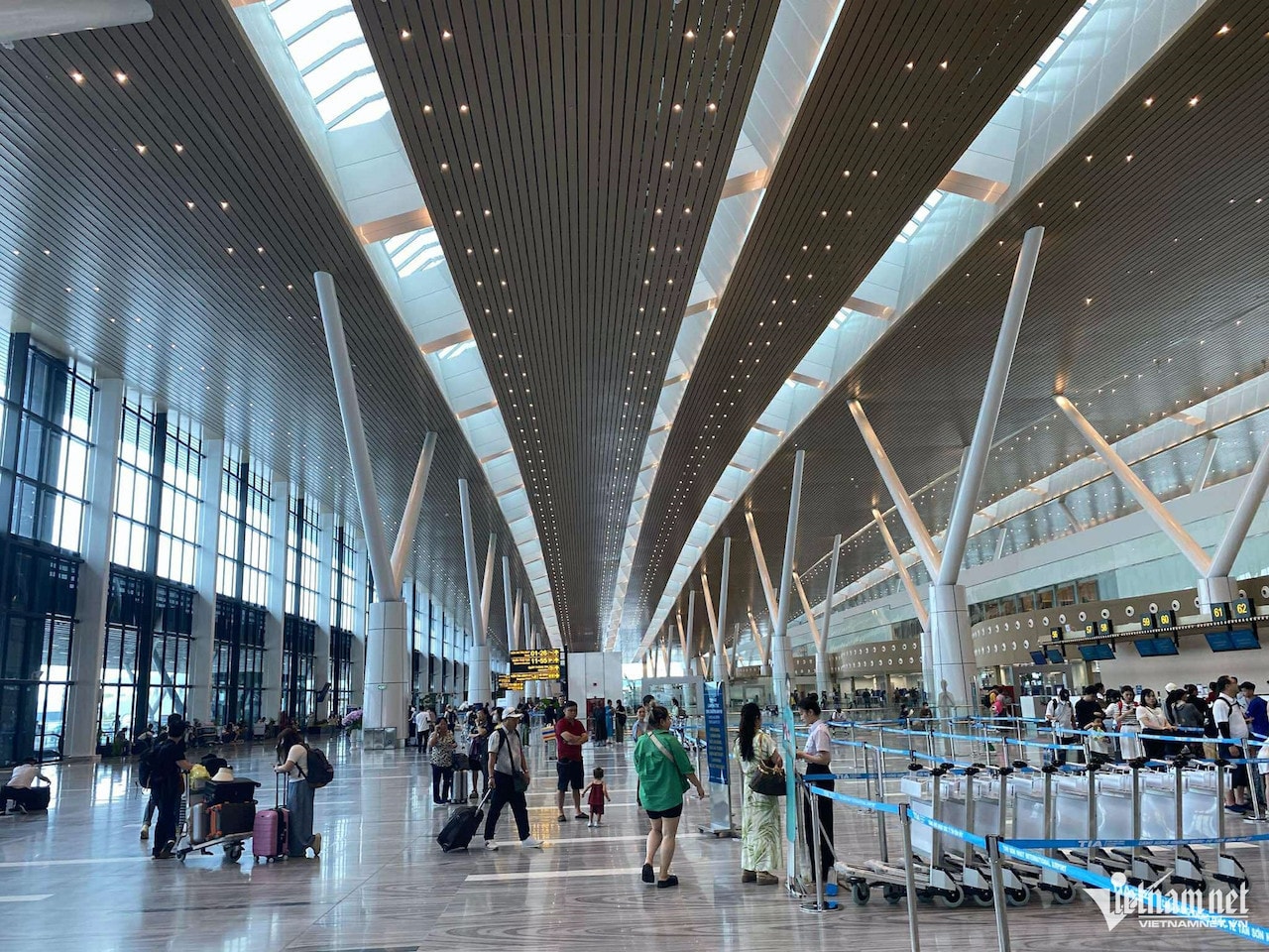 Ga T3 sân bay Tân Sơn Nhất bị dột, hở nền: Cục Hàng không Việt Nam chỉ đạo nóng Ga T3 sân bay Tân Sơn Nhất bị dột, hở nền: Cục Hàng không Việt Nam chỉ đạo nóng