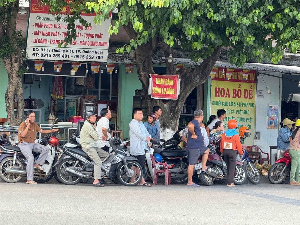 nguoi-dan-cho-tien-dua-nguyen-chu-tich-nuoc-tran-duc-luong-1.jpg