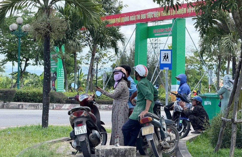 nguoi-dan-cho-tien-dua-nguyen-chu-tich-nuoc-tran-duc-luong.jpg