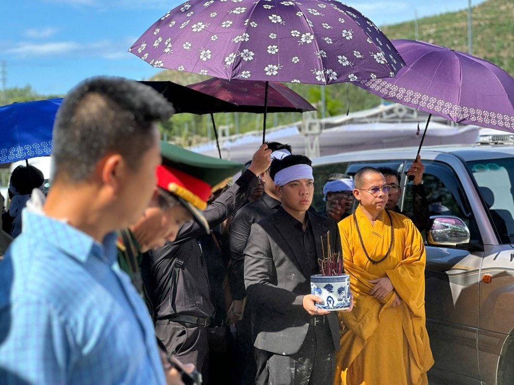 nguyen-chu-tich-nuoc-vao-nghia-trang-nguoi-than.jpg