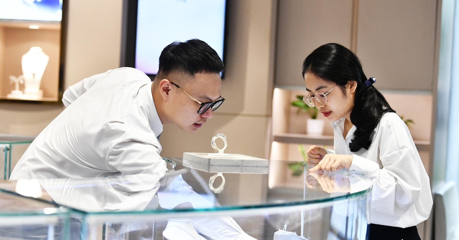 Gold prices today, May 25, 2025: USD plummets, gold and Bitcoin rise to  prominence.