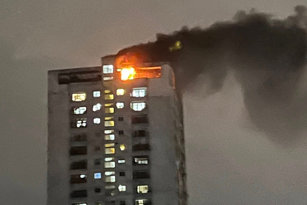 Lửa cháy đỏ rực, khói đen bốc cao từ tầng áp mái của chung cư tại Hà Nội Lửa cháy đỏ rực, khói đen bốc cao từ tầng áp mái của chung cư tại Hà Nội