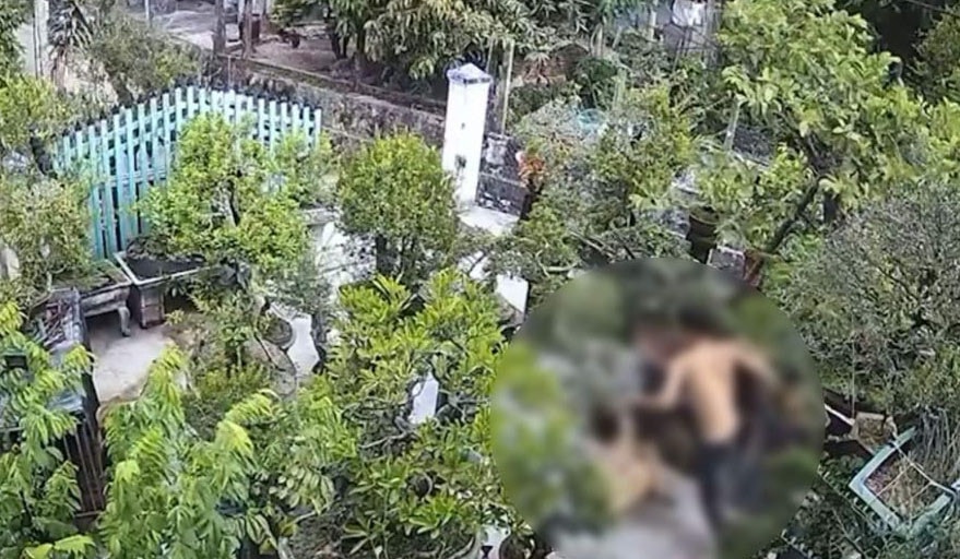 Xác minh clip chồng đánh vợ gục trong sân vườn mặc hàng xóm can ngăn Xác minh clip chồng đánh vợ gục trong sân vườn mặc hàng xóm can ngăn