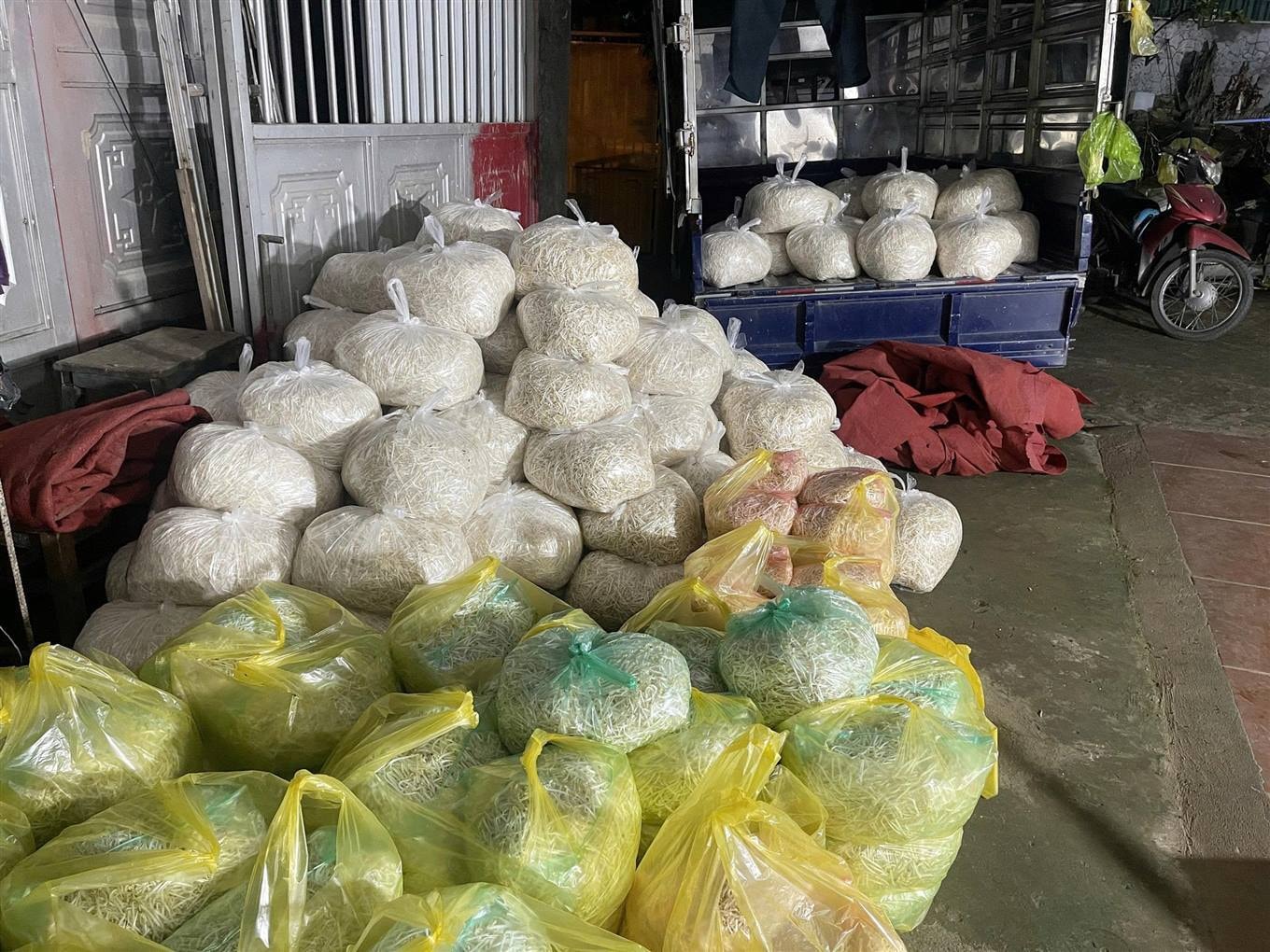 Giá đỗ thành phẩm được bán ra thị trường.