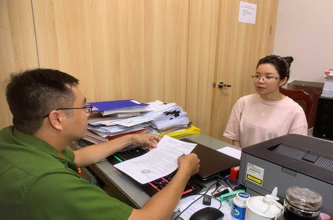 Bùi Thị Thanh Nga tại Cơ quan điều tra. (Ảnh: CA Đồng Nai)