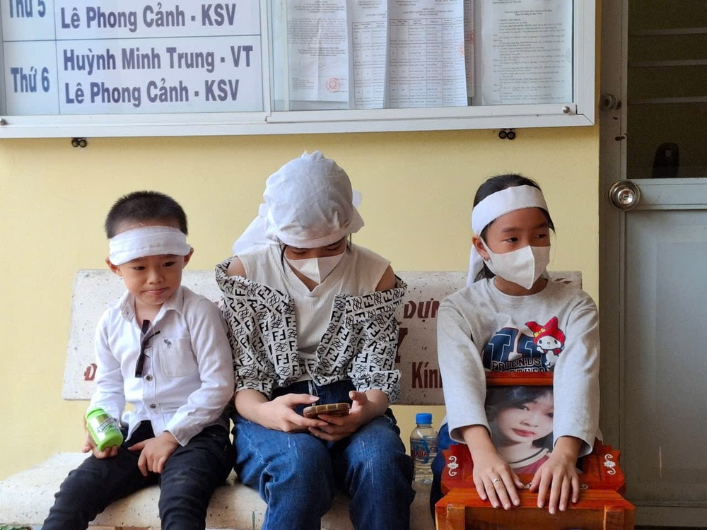 Các em của bé Bảo Trân ôm di ảnh chị đến VKSND huyện Trà Ôn. Ảnh: HD tai-nan-giao-thong-vinh-long-vks.jpg