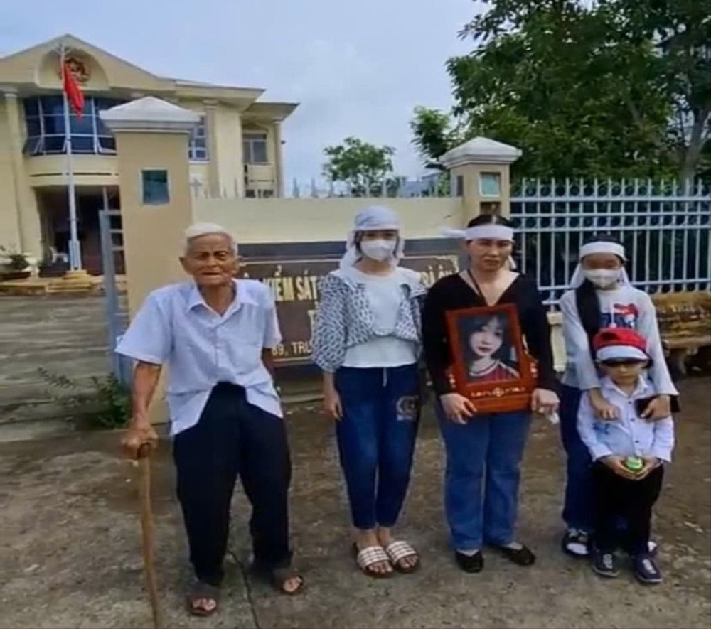 Vụ tai nạn giao thông ở Vĩnh Long: VKSND Tối cao tiếp tục làm việc với người nhà nạn nhân Vụ tai nạn giao thông ở Vĩnh Long: VKSND Tối cao tiếp tục làm việc với người nhà nạn nhân