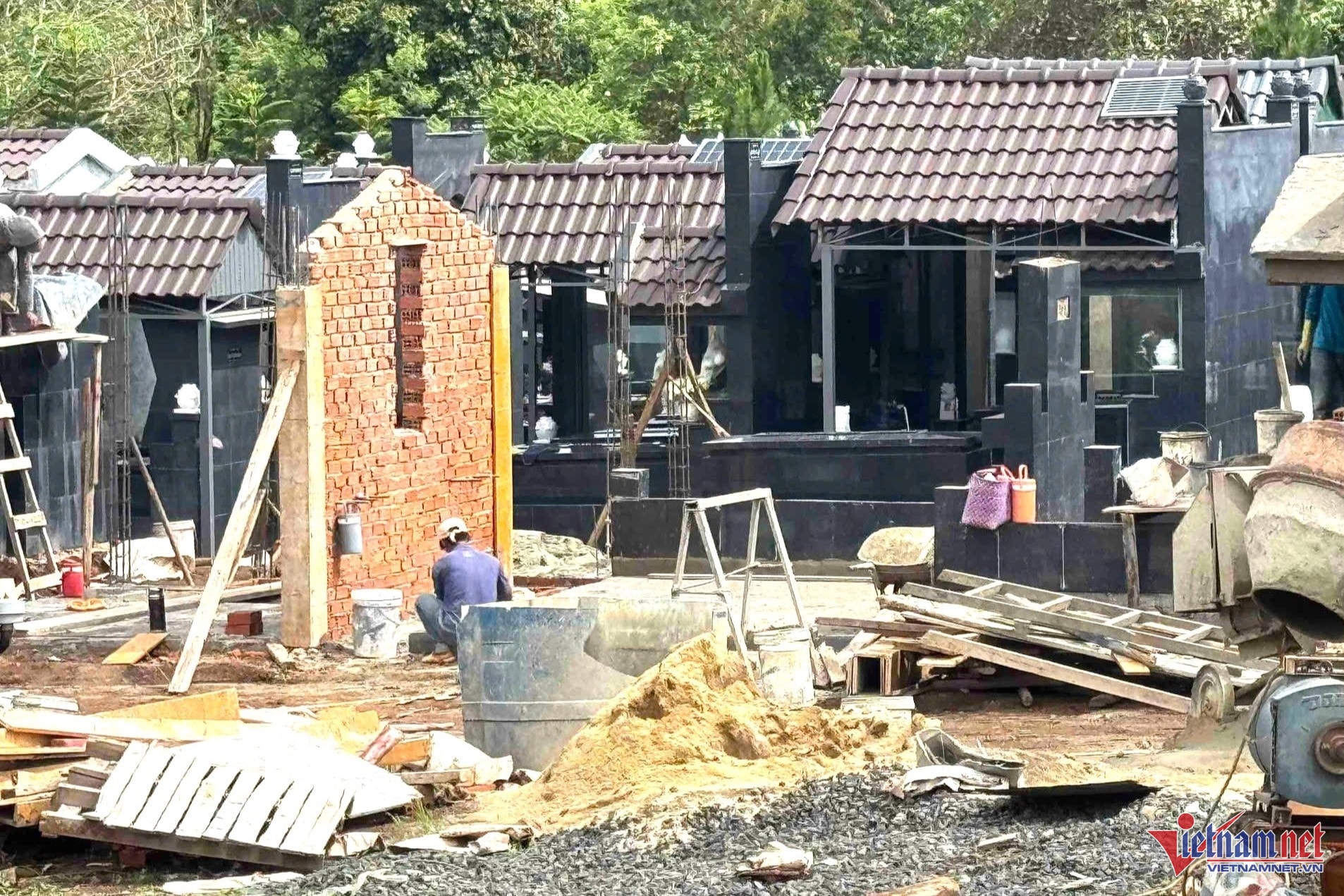 Chủ thầu xây mộ lao đao vì giá cát tăng phi mã, lo phải bù lỗ tới 10 triệu đồng/ngôi mộ Chủ thầu xây mộ lao đao vì giá cát tăng phi mã, lo phải bù lỗ tới 10 triệu đồng/ngôi mộ