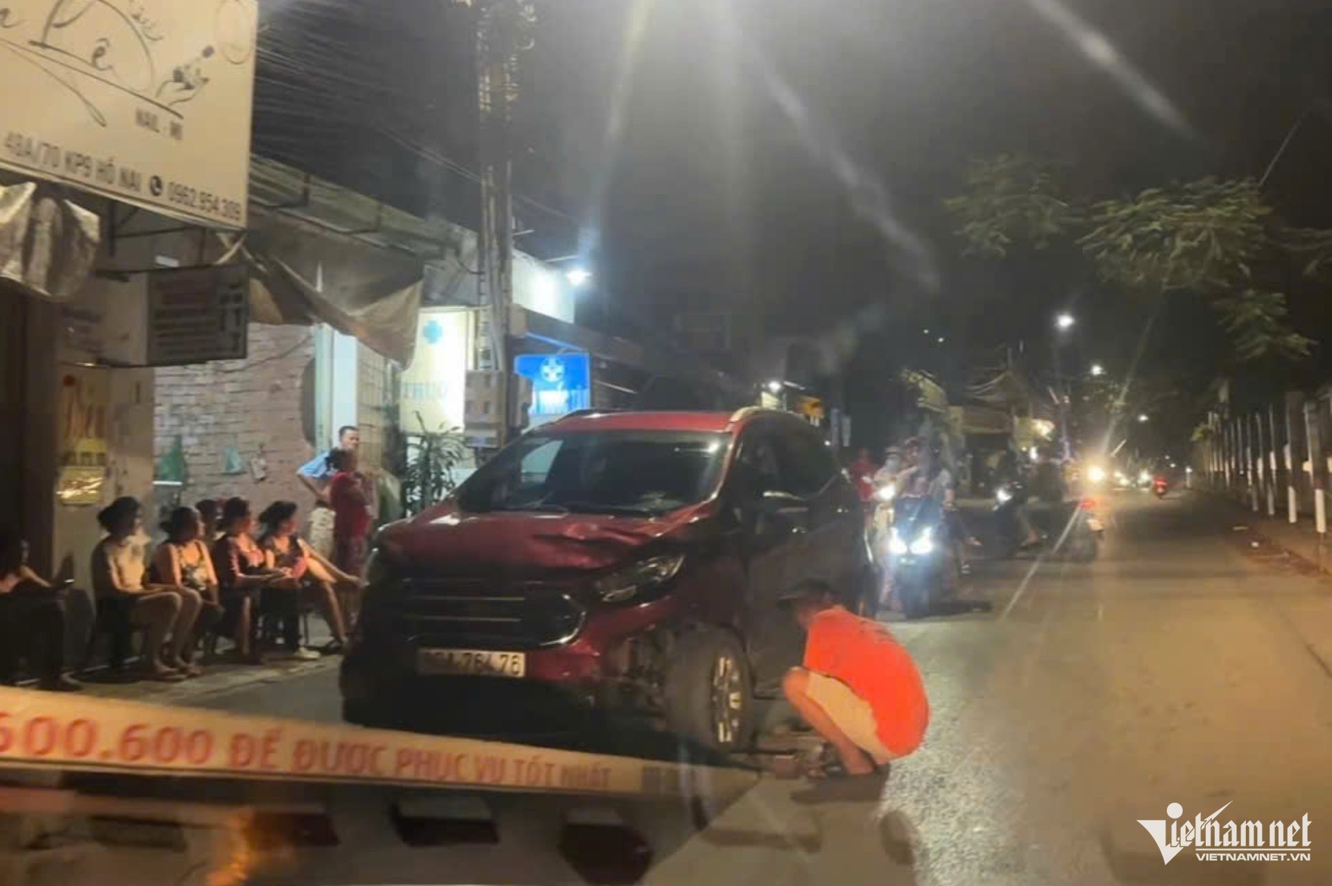 Ô tô tông 2 xe máy khiến 4 người bị thương, tài xế loạng choạng bước ra Ô tô tông 2 xe máy khiến 4 người bị thương, tài xế loạng choạng bước ra