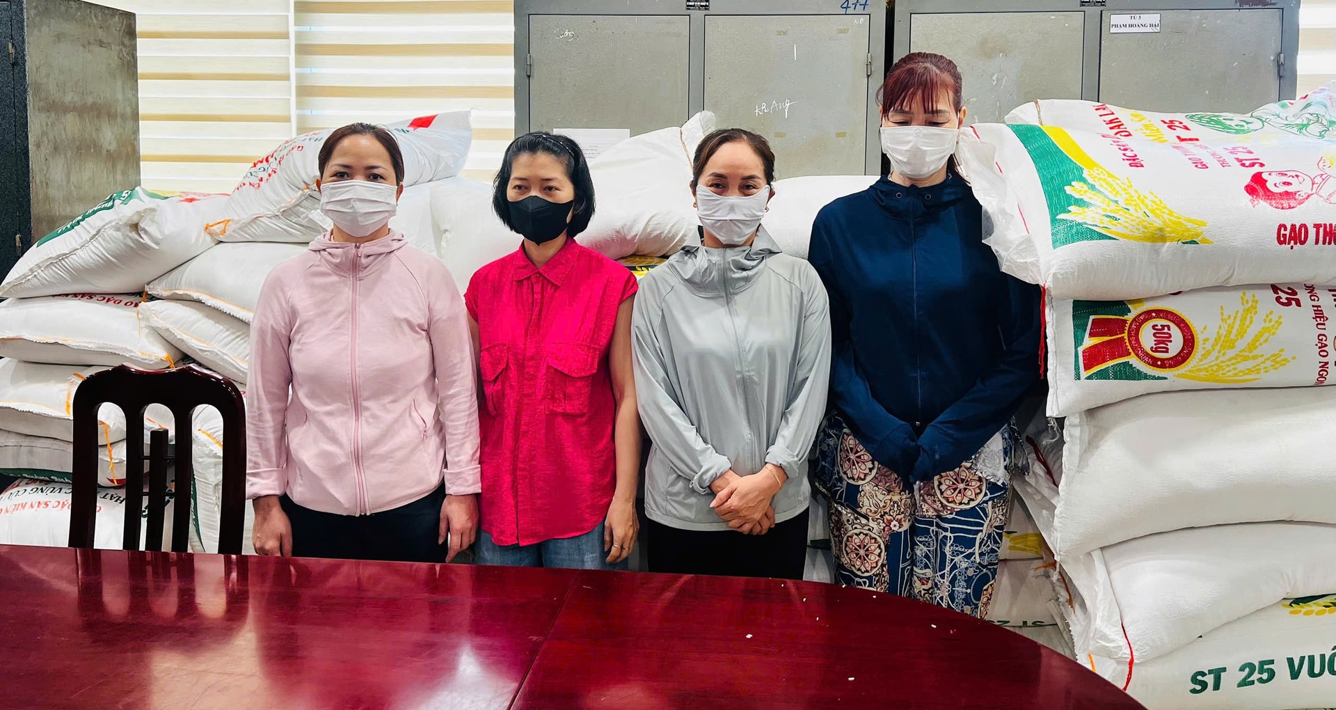 Bắt 2 chủ cửa hàng ở Hà Nội bán hơn 17 tấn gạo ST25 giả Bắt 2 chủ cửa hàng ở Hà Nội bán hơn 17 tấn gạo ST25 giả