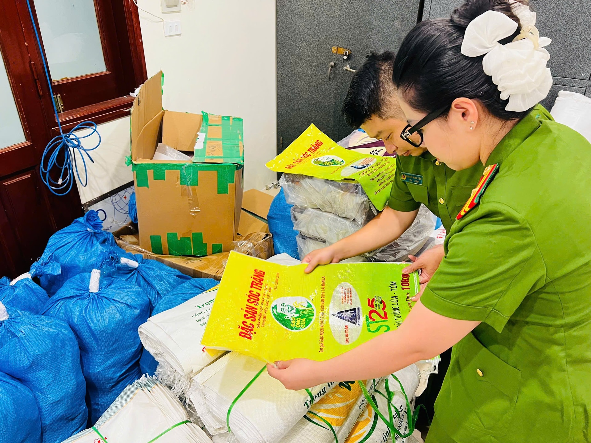 Các đối tượng tuồn hơn 17 tấn gạo ST25 giả ra thị trường.