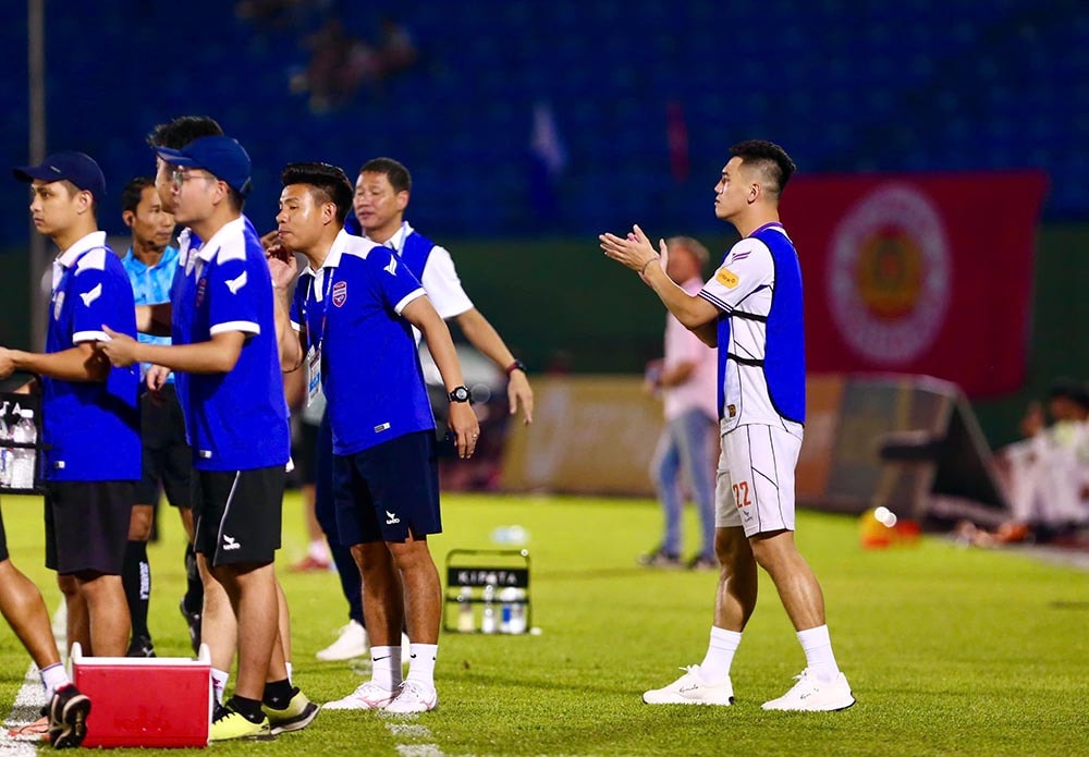 Tiến Linh ra sát đường biên vỗ tay động viên các đồng đội sau khi có bàn mở tỉ số.